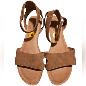 Me too Mally taupe velcro ankle Strap Sandals EUC Size 9